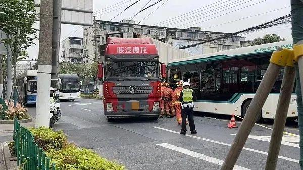 上海浦东一集卡车侧翻致5死