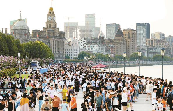 上海高温外滩游客仍人山人海