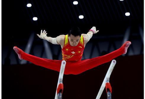中国体操男团以第一挺进决赛