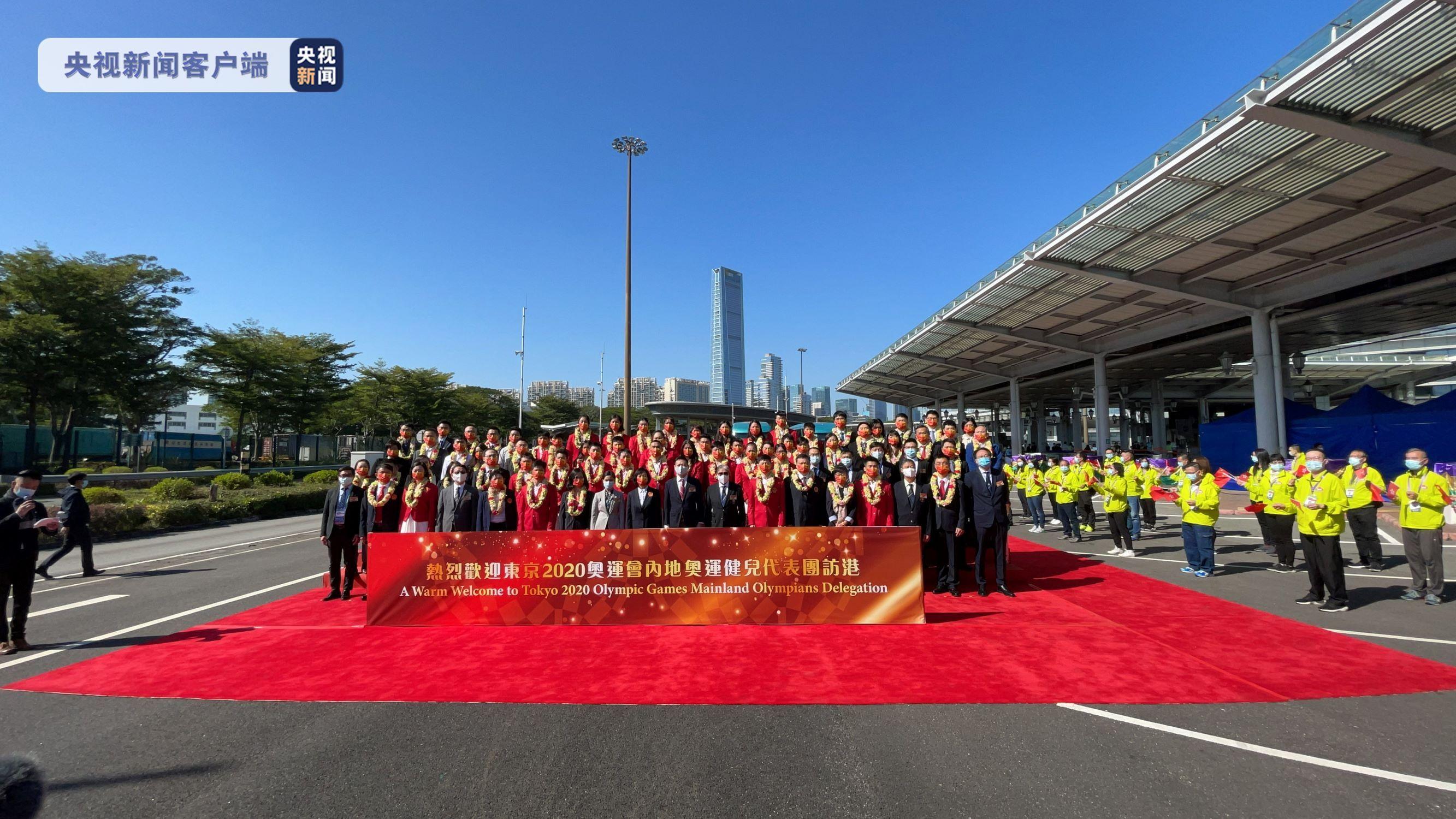 中国香港代表团奥运健儿坐巴士巡游
