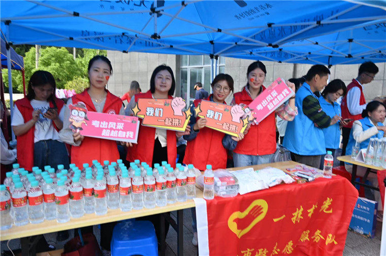 公益摄影师镜头下不灭的记忆
