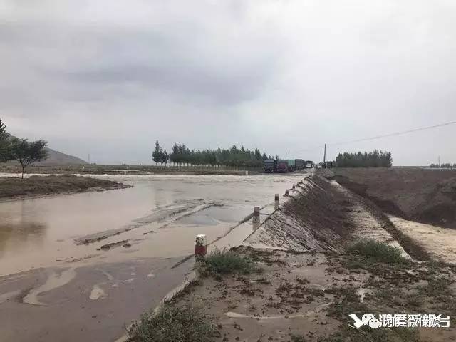内蒙古一路段被山洪冲毁有车辆掉落