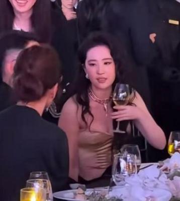 刘亦菲举酒杯大方应酬脸蛋微醺红透