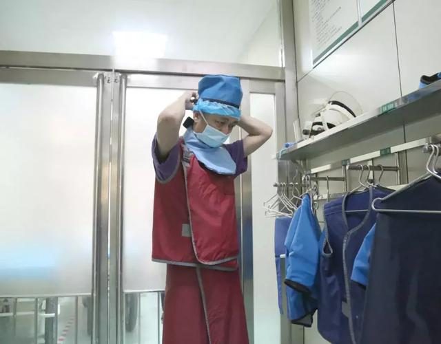 医生为手术效果不穿防辐射铅衣