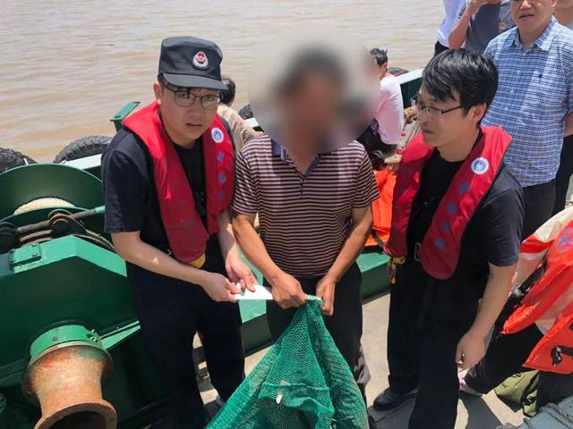 四川一对夫妻非法捕捞被当场抓获