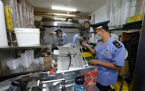 多家脏乱美食城被立案调查