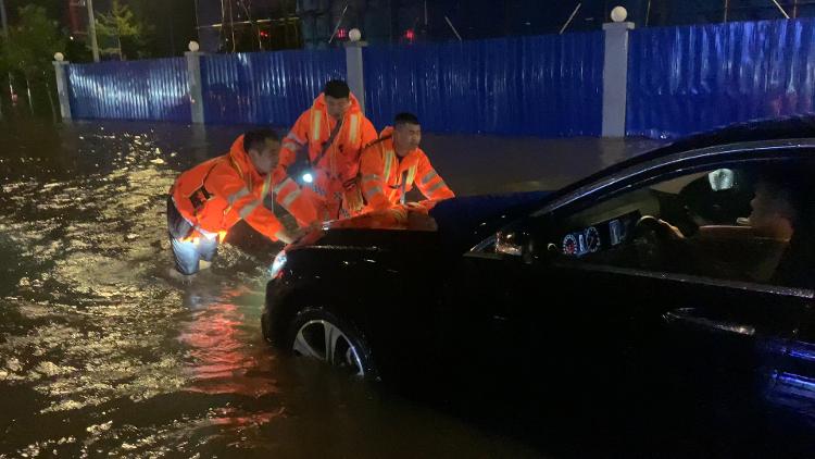 大连强降雨有车辆被冲入河道