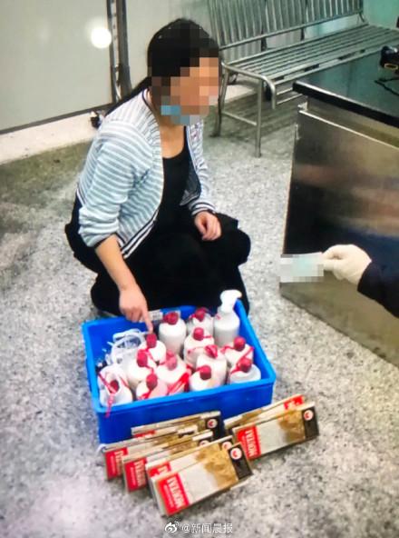 女子腿绑6瓶茅台酒入境当场被查
