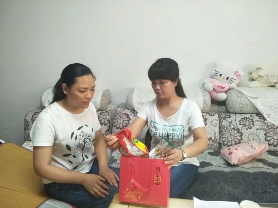 奶奶攒5年工资给孙女买金奶瓶