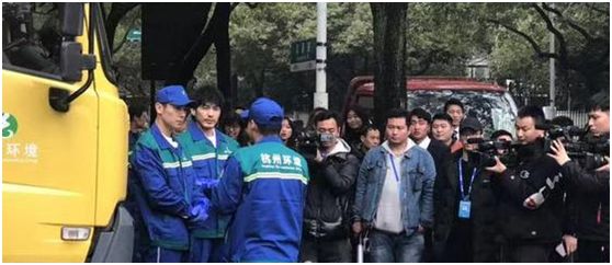 官方回应环卫工降薪停工致垃圾遍地
