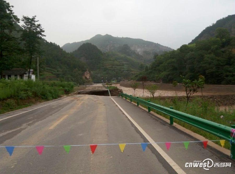 宝鸡暴雨路边车辆被冲走