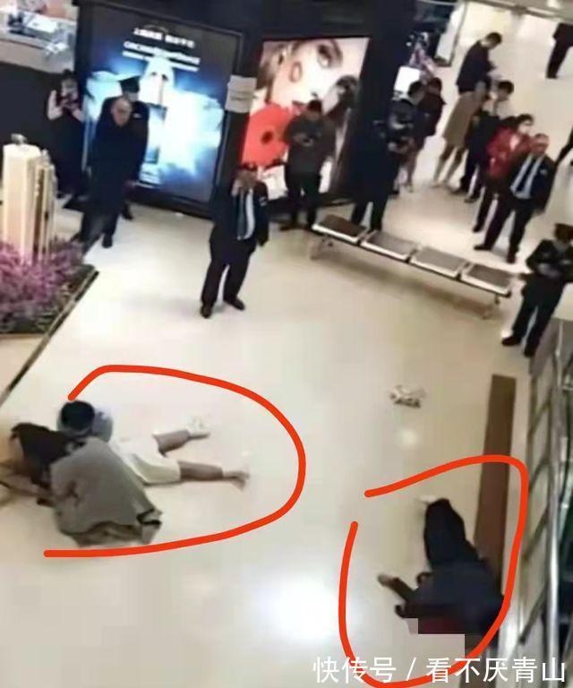 实探女子坠楼砸死路人事发商场