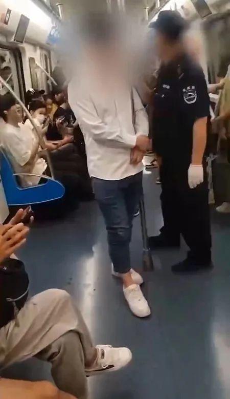 小伙见女生被偷拍上前阻止遭殴打