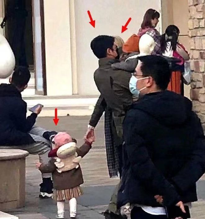 撒贝宁一家四口南京街头被偶遇