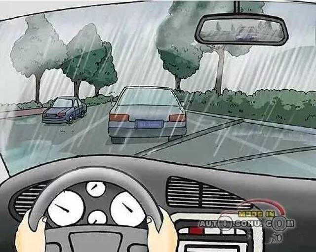 暴雨时躲在车里更安全？不正确