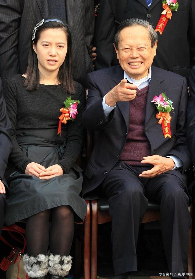 杨振宁携48岁翁帆度过102岁生日