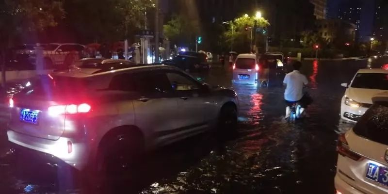 沈阳居民称一觉睡醒发现车被淹