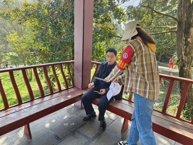 游客硬闯全红婵爷爷家被志愿者劝退