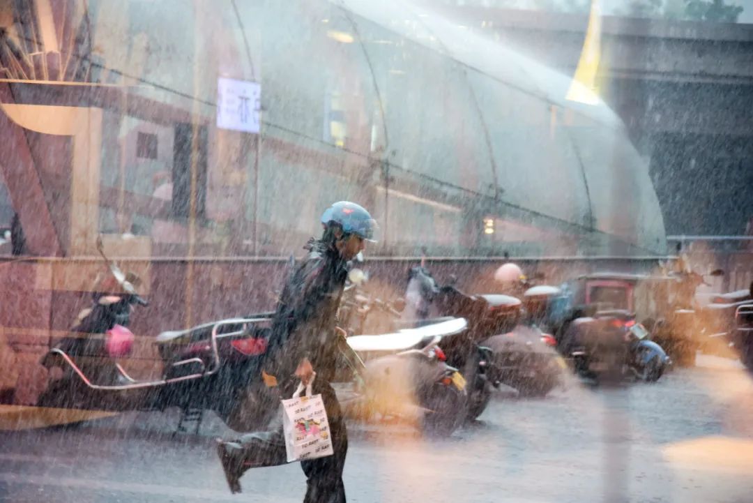 湖南发布今年首个暴雨红色预警