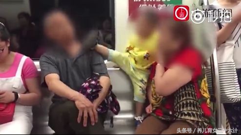 爷爷沉迷手机孙子去河边洗玩具溺亡插图 爷爷沉迷手机孙子去河边洗玩具溺亡