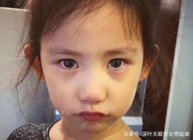 爸爸让女儿用眼泪把盆装满才开电视