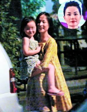 王菲陪李嫣做手术后返回北京