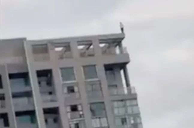 男子跳楼身亡两天前曾在楼顶撒钱