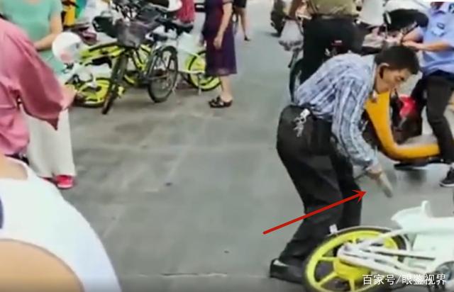 男子骑完共享单车随手扔路边