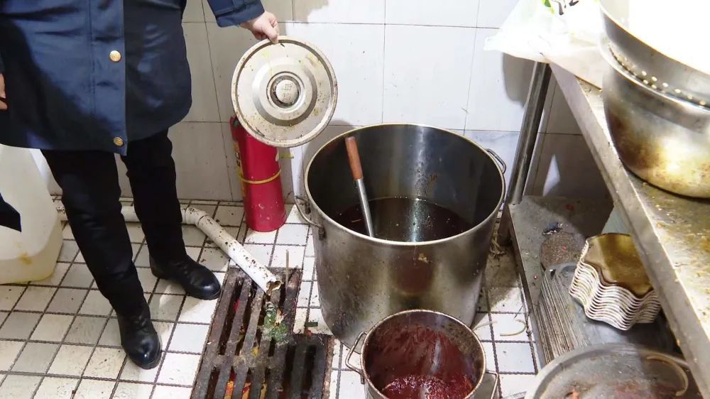 西昌一火锅店熬制使用地沟油插图 西昌一火锅店熬制使用地沟油