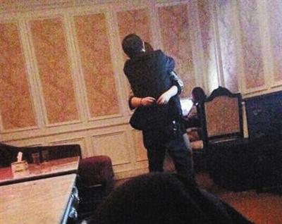 警方通报男女干部开房女方反告强奸
