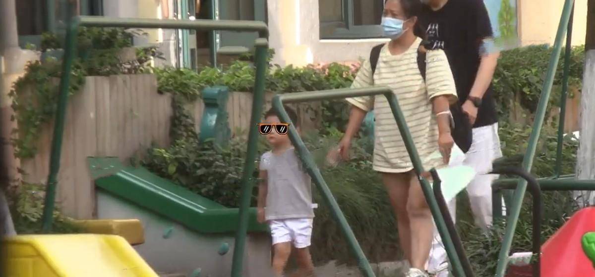 赵丽颖带儿子外出逛商场