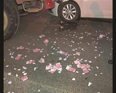 车辆行驶中一路撒钱路人帮捡