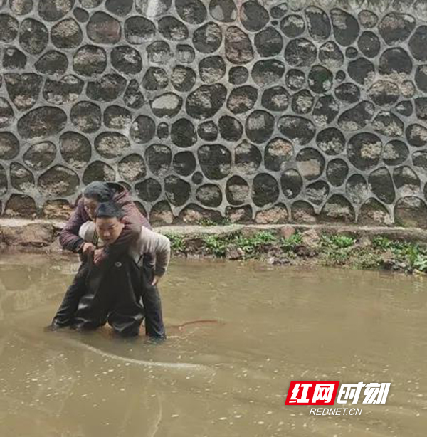 辅警冲进火海救出7旬老人