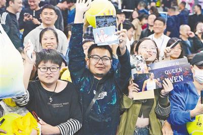 郑钦文赛后感谢球迷：谢谢你们还在