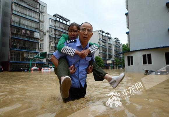 重庆长寿河水倒灌房屋被淹