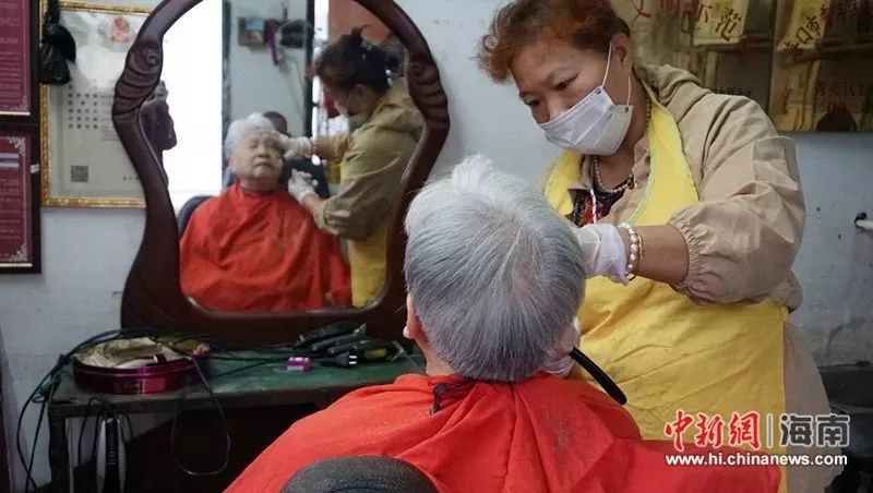 阿姨为村民开3元理发店插图 阿姨为村民开3元理发店