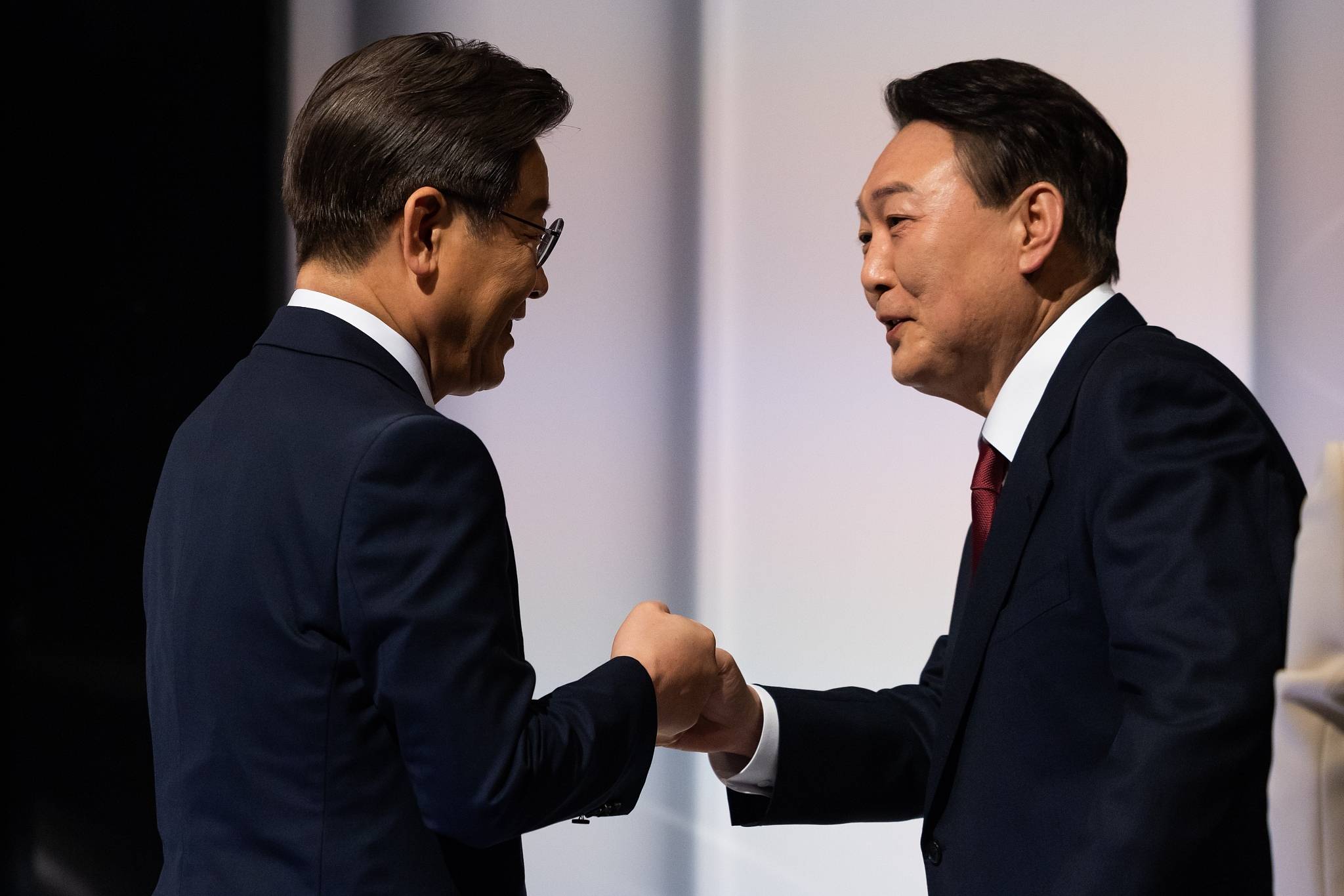 韩国朝野两大政党党首紧紧握手
