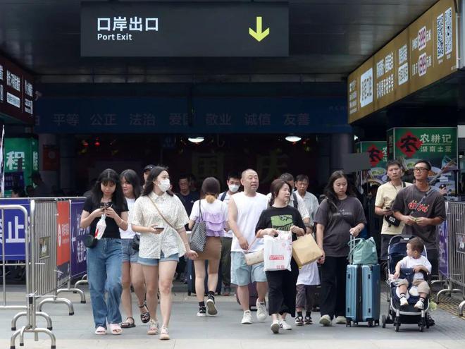 香港人拉着行李箱北上深圳买买买