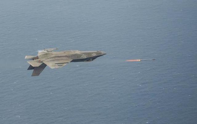 驻日美军引入F-35C隐形舰载战斗机