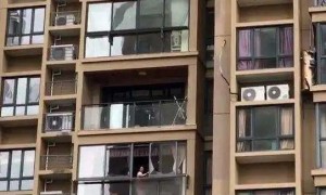 一栋楼中有半数住户的窗户被风吹走