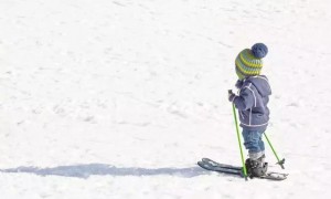 两男子滑雪遇断崖 游客拼命喊停