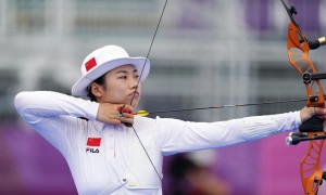 中国射箭女团摘银教练落泪