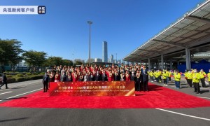 中国香港代表团奥运健儿坐巴士巡游