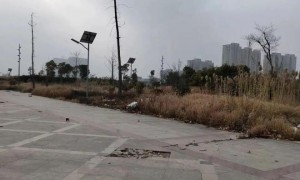 公园免费区破败不堪遭市民质疑