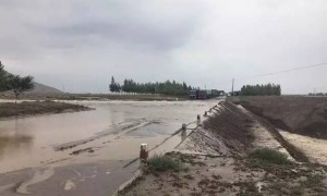 内蒙古一路段被山洪冲毁有车辆掉落
