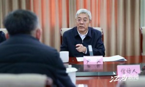 农民工当面向省委书记反映工资拖欠