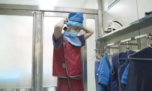 医生为手术效果不穿防辐射铅衣