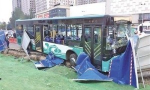 印度一公交车刹车失灵乘客跳车
