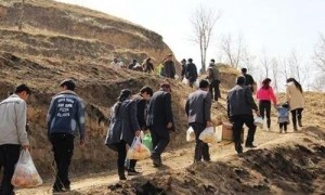 回乡祭祖发现祖坟被挖下落不明