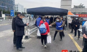 城管扔共享单车阻止摆摊？谣言